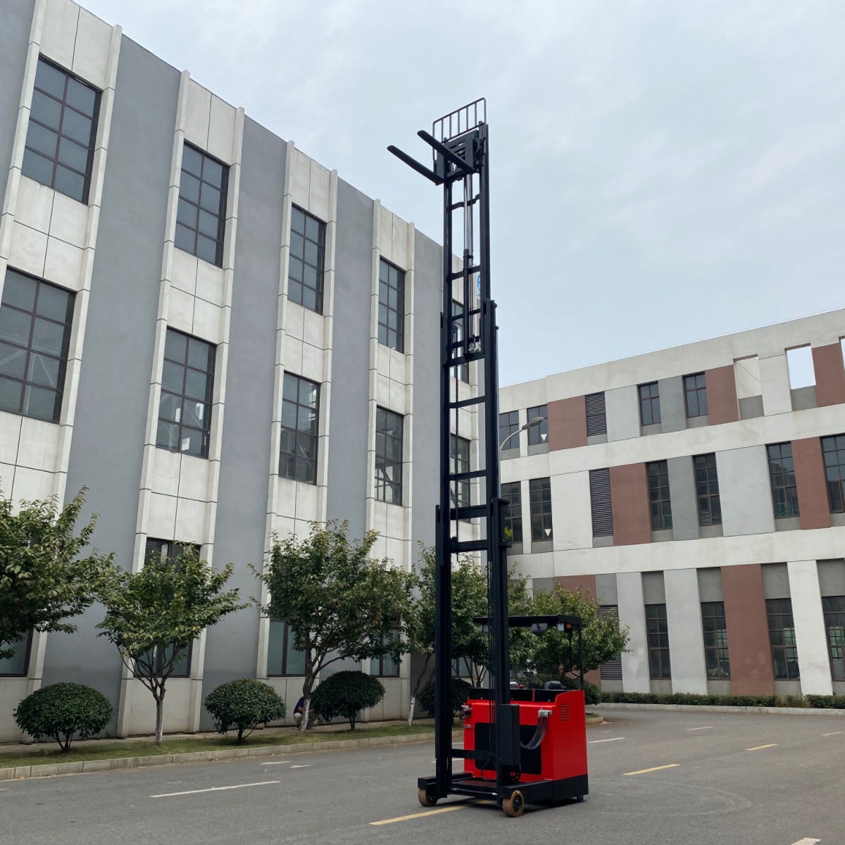 1.5t 2t Electric Supermarket Reach Forklift Truck Stacker 24v Ac Motor Stand On